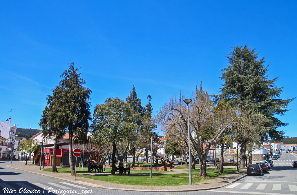Jardim e espaço público no centro da vila de Oleiros