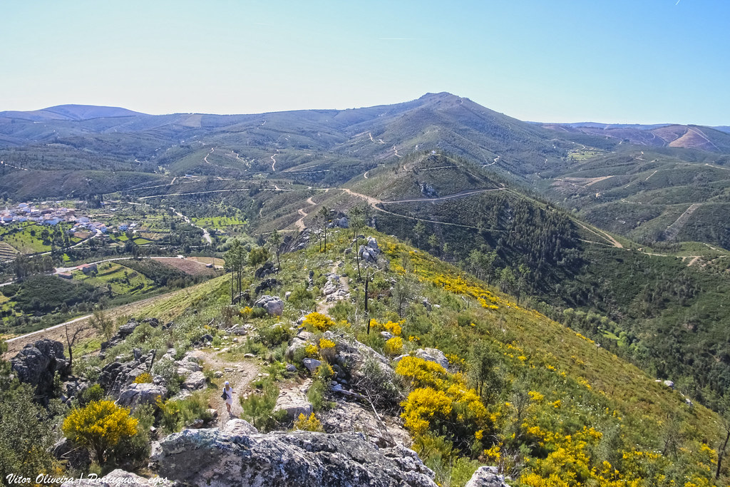 Trilho rochoso e paisagem da serra nos Passadiços do Orvalho